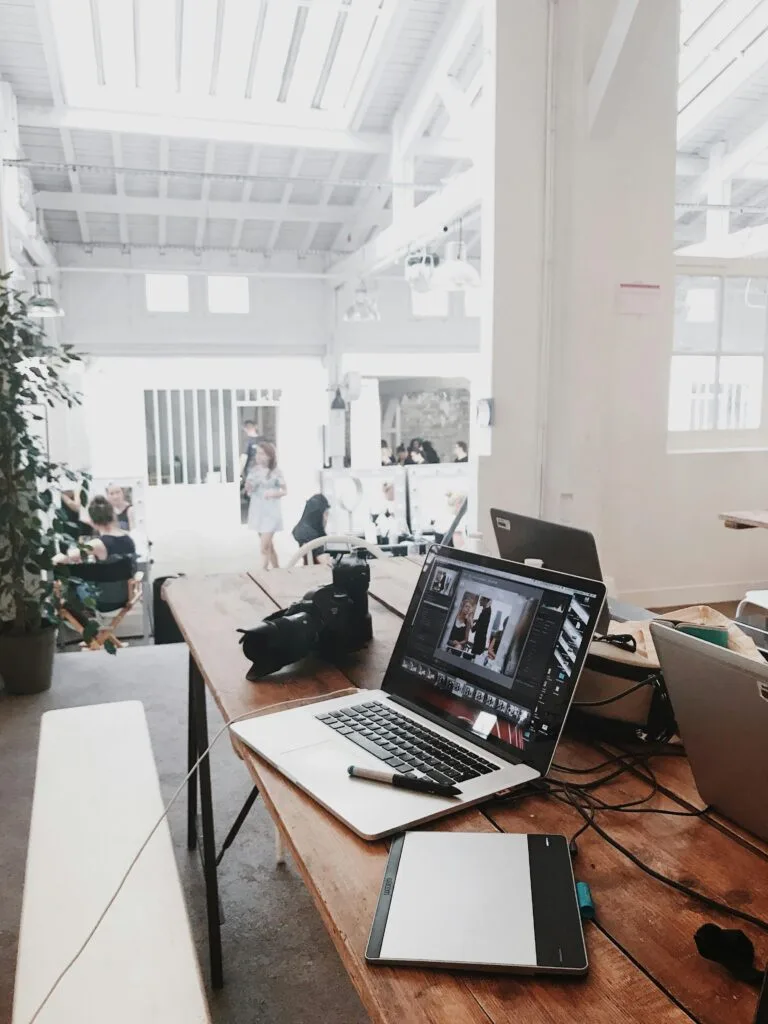 Ordinateur et camera posés sur un bureau