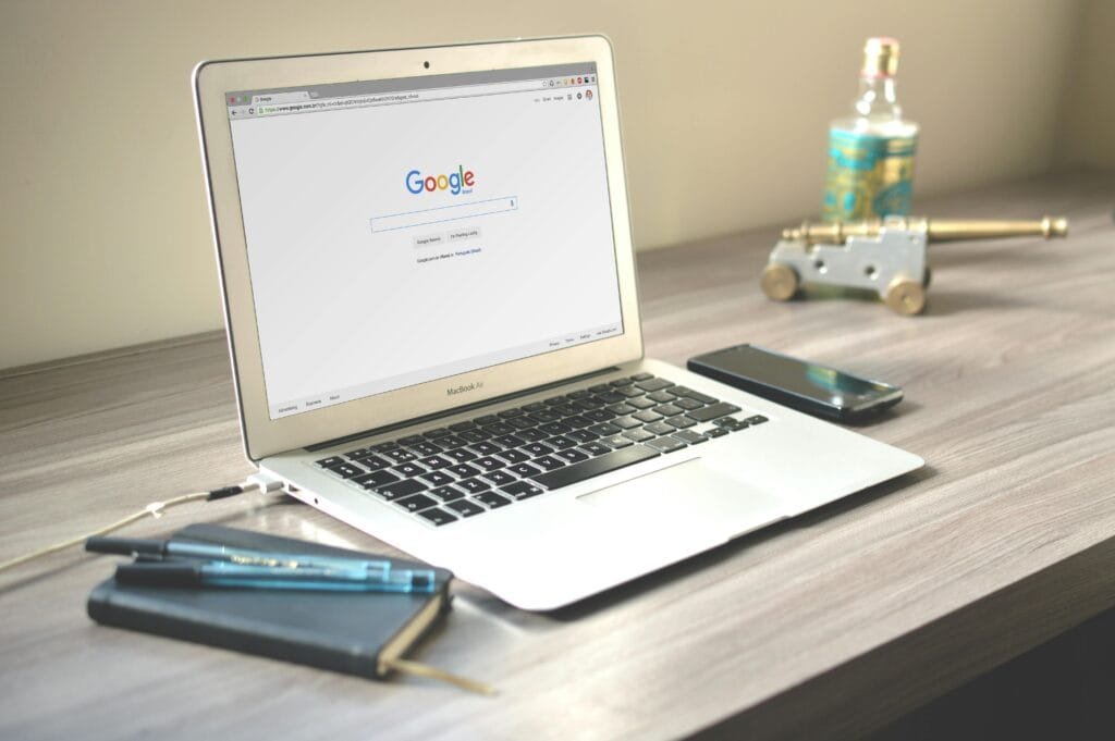 ordinateur portable affichant Google