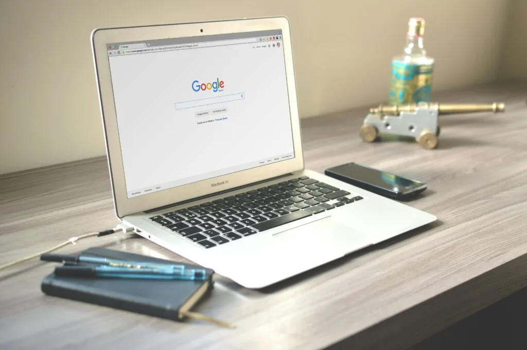 ordinateur portable affichant Google